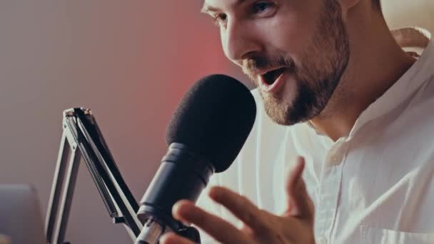 Podcaster Caucasien Souriant Parlant Dans Microphone Professionnel Présentateur Podcast Gars — Video
