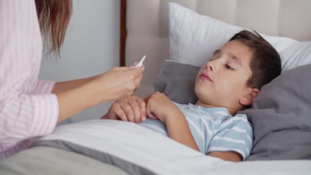 Chory Chłopiec Odczuwa Słabość Przyjmuje Doustnie Krople Lecznicze Leży Sypialni — Wideo stockowe