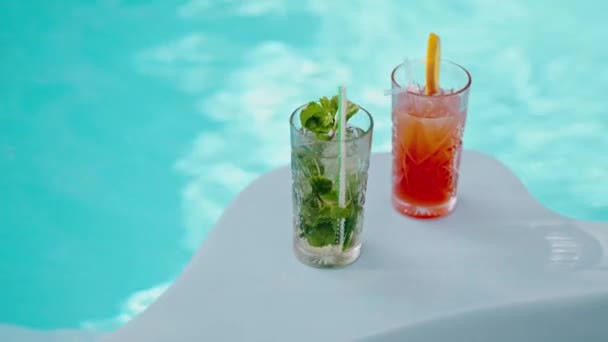 Lunettes Avec Cocktails Alcoolisés Debout Sur Bord Piscine Angle Fête — Video