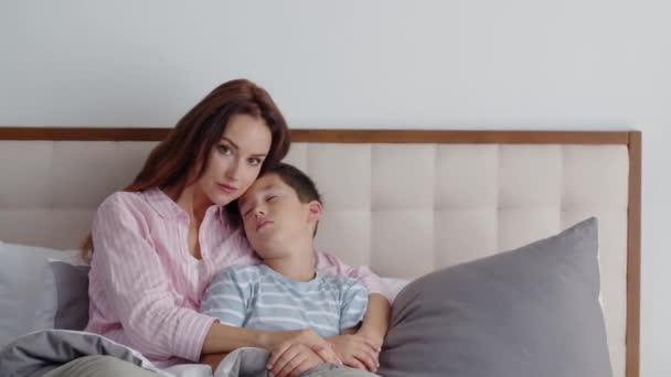 Madre Hijo Enfermo Están Tirados Cerca Sofá Dormitorio Niño Siente — Vídeos de Stock