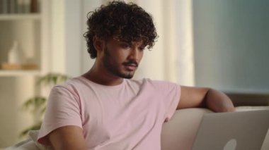 Genç serbest çalışan bir işçi. Dizüstü bilgisayara adam mesajı yaz. Erkek öğrenci öğreniyor ve sınava hazırlanıyor. Film eleştirisi. Yüksek kalite 4k görüntü