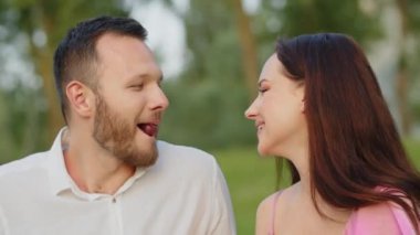 Komik erkek arkadaş, kız arkadaşı dışarıda romantik bir buluşmada onu ağzına aldığında üzüm yer. Piknikteki aile yıldönümümüz kutlu olsun. Yetişkin bir adam ormanda kadınına fıkra anlatır. Yüksek kalite 4k