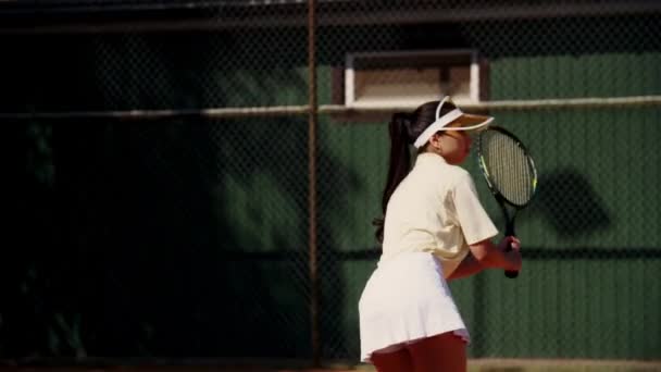 Bir Kız Sporcu Spor Sahasında Tam Bir Antrenman Yapıyor Topu — Stok video