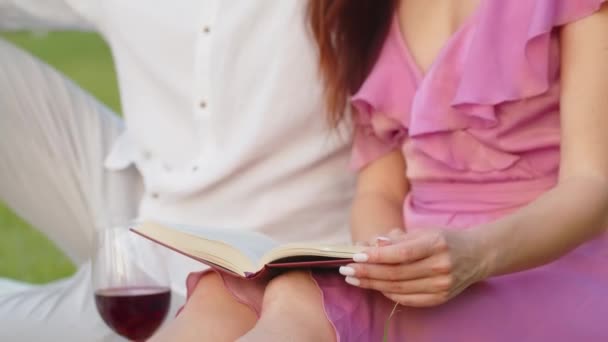 Młody Chłopak Dotykający Włosów Podczas Gdy Jego Dziewczyna Czyta Książkę — Wideo stockowe