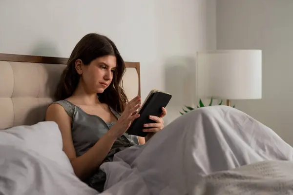 Aantrekkelijk Meisje Liggend Bed Met Digitale Tablet Indoor Shot Van — Stockfoto
