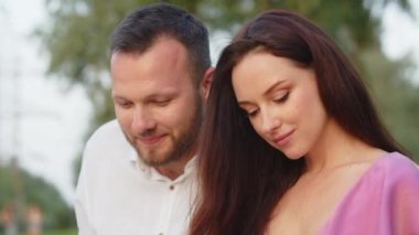 Parkta piknik yapan bir kız ve bir erkek. Erkek arkadaşı kız arkadaşını elinde üzümle besliyor. Taze dut yiyen iki aşık. Adam karısını balayında dışarıda besliyor. Yüksek kalite