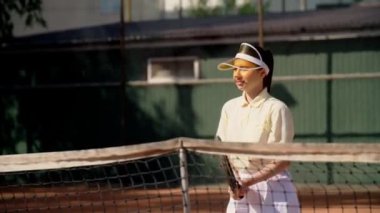 Genç bir sporcu kadın, güneşli bir yaz gününde tenis kortunda rakibini püskürtme tekniğini geliştirir. Bir bayan tenisçi kendi oyunundaki kusurları ortadan kaldırmaya çalışır ve ıskalamaya çalışır. Şey...
