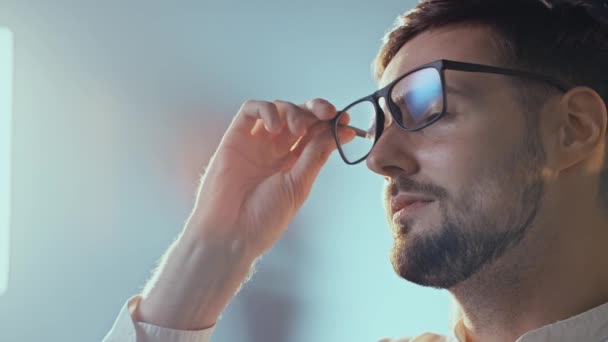 Empregador Masculino Sobrecarregado Homem Que Trabalha Escritório Tira Óculos Porque — Vídeo de Stock