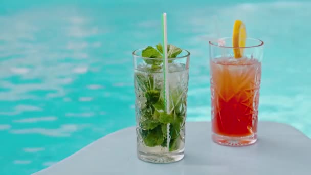 Zwei Kalte Frisch Zubereitete Cocktails Mojito Und Aperol Glas Pool — Stockvideo
