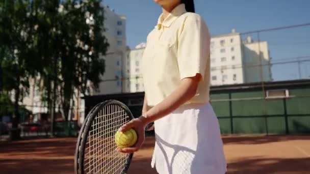 Leende Tjej Tennisspelare Utmärkt Sportform Håller Racket Händerna Tryggt Och — Stockvideo