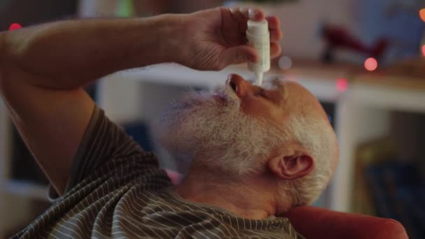 Uomo Anziano Mette Lacrime Artificiali Negli Occhi Contro Congiuntivite Secca — Video Stock