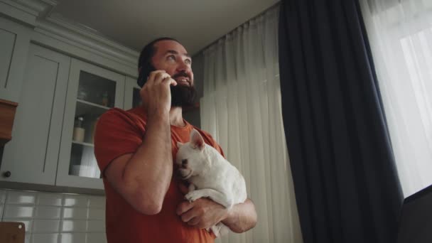 Joven Barbudo Sonriente Positivo Para Cocina Con Amigo Mascota Perro — Vídeos de Stock