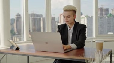 Modern Ofis Güzel Otantik Uzmanının Kısa Beyaz Saçlı Portresi. Laptop bilgisayarı üzerinde çalışıyorum. Tasarım, Veri Analizi, Büyük Ofiste Plan Stratejisi üzerinde çalışıyorum. Yüksek kalite 4k