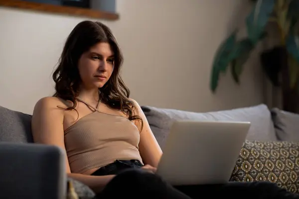 Chica Enfocada Utilizando Ordenador Portátil Mientras Está Sentado Sofá Mujer —  Fotos de Stock