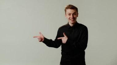 Yeni satış teklifini destekleyen genç adam, suçlamalar, fotokopi alanı. Siyah resmi gömlekli adam sana inanılmaz bir teklif sunuyor. Erkek öğrenci linke girip yeni video izlemenizi tavsiye ediyor.