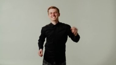 Titreşimler. Üniversitedeki mezuniyetini kutlayan genç bir öğrenci. Yetişkin bir adam işinde terfi aldıktan sonra siyah gömlek giyer ve dans eder. Mutlu sevgili, her buluşmada dans ediyor.