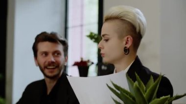 İş adamlarının grup toplantısı. Büyük ofiste beyin fırtınası için şirket toplantısı. Ceo yeni projeler için çalışanları dinliyor. Yüksek kalite 4k görüntü