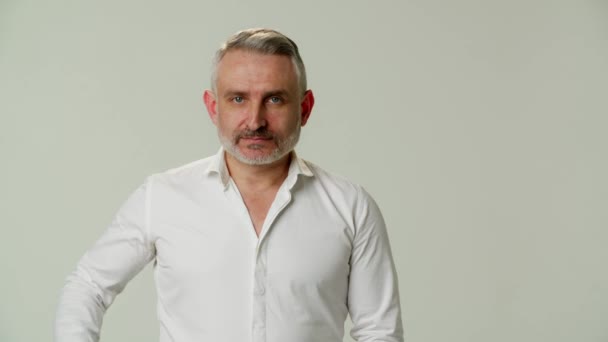 Beyaz Gömlekli Başarılı Bir Adamı Kameraya Bakarak Onunla Gri Arka — Stok video