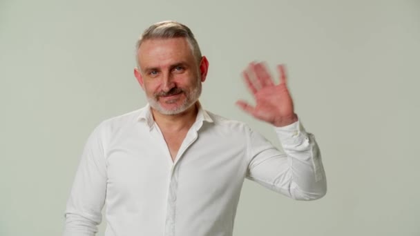 Schöner Geschäftsmann Mit Weißem Dattelhemd Und Freundlich Winkender Handfläche Auf — Stockvideo