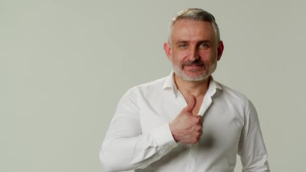 Úspěšný Obchodník Bílé Formální Košili Ukazující Palec Nahoru Izolované Šedém — Stock video