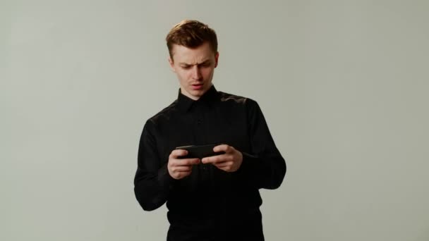 Jeune Homme Chemise Noire Amuser Utiliser Smartphone Jouer Des Jeux — Video