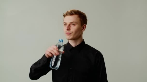 Jovem Cansado Beber Água Fria Empresário Descansando Depois Longo Dia — Vídeo de Stock