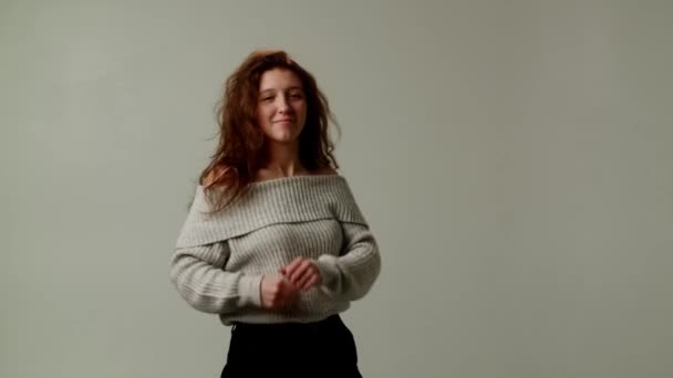 Menina Caucasiana Ativa Dançando Suéter Elegante Isolado Fundo Cor Cinza — Vídeo de Stock