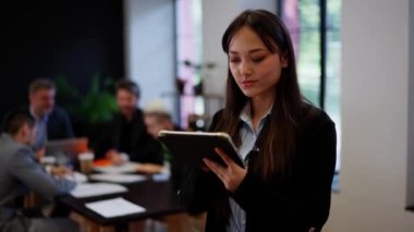 Ofisteki başarılı iş kadını internet tableti kavramı. Grup konferansında modern cihazlar kullanan genç bir yönetici. Finansal Analitik Kadın İnternet tablolarını gözden geçiriyor. Yüksek kalite