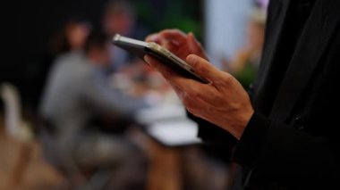 İş adamının tablet kullanırken yakın plan fotoğrafı. Adam iş görüşmesindeki tutarlılıklar hakkında yeni verileri inceliyor. Bilgi aramak için modern akıllı telefon dinleme ekranını tutan eller. Yüksek kalite 4k