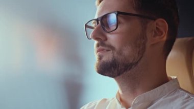 Çok çalışan erkek işveren. Ofiste çalışan bir adam uyuması gerektiği için gözlüğünü çıkarır. Stresli işkolik adam mali raporlara konsantre olamıyor. İş adamının vergilerle ilgili büyük sorunları var.