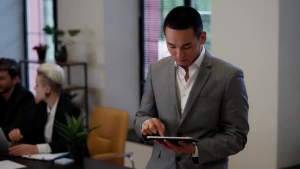 Asiatischer Erfolgreicher Geschäftsmann Über Teambuilding Junge Mann Büroangestellte Mit Tablet — Stockvideo