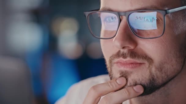 Közelkép Egy Férfi Szemüvegről Tükröződés Grafikai Analízis Üzletember Érdekelt Megható — Stock videók