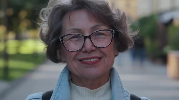 Una Anciana Encantadora Con Una Sonrisa Brillante Para Ríe Todo — Vídeos de Stock