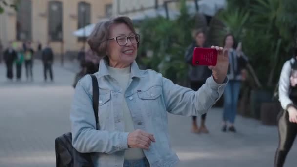 Smiling Elderly Woman Joyful Mood Stands Outdoors Sidewalk Tourist City — Stock Video