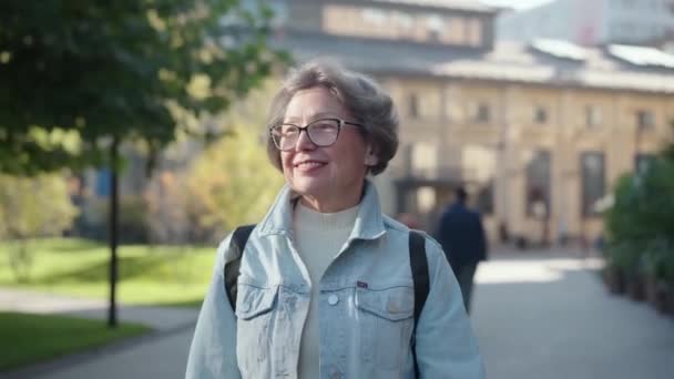 Seorang Wanita Tua Tersenyum Dengan Bangga Dan Percaya Diri Berjalan — Stok Video