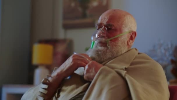 Anciano Enfermo Trata Independientemente Pisa Piso Sienta Sofá Envuelve Tela — Vídeos de Stock