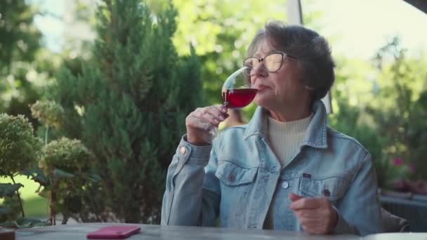 Una Mujer Anciana Ambiente Tranquilo Relaja Aire Libre Día Soleado — Vídeos de Stock