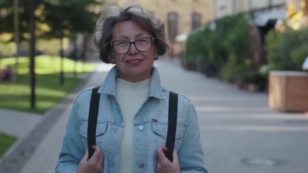 Elderly Charming Woman Shining Smile Stands Poses Outdoors Sidewalk Tourist — Stock Video