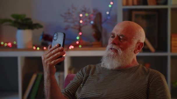 Homem Idoso Boa Saúde Bom Humor Usa Smartphone Tem Conversa — Vídeo de Stock