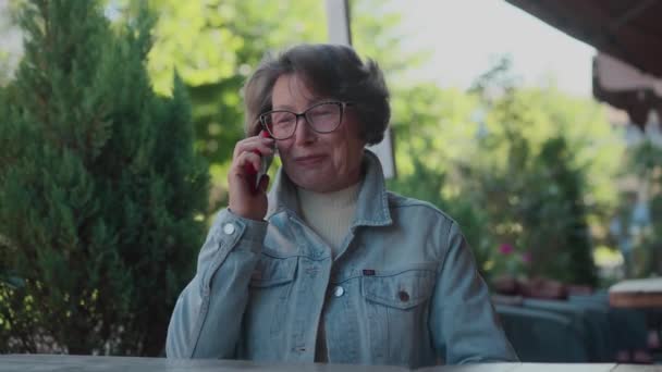 Pozitivní Starší Žena Radostné Náladě Odpočívá Venku Slunečného Podzimu Nebo — Stock video