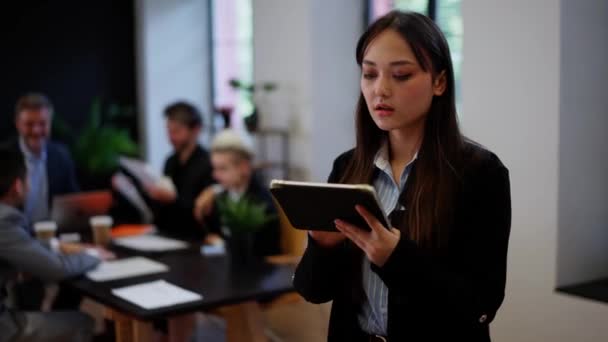 Koncepcja Odnoszącej Sukcesy Bizneswoman Przeglądającej Tablet Biurze Młoda Kobieta Pracująca — Wideo stockowe