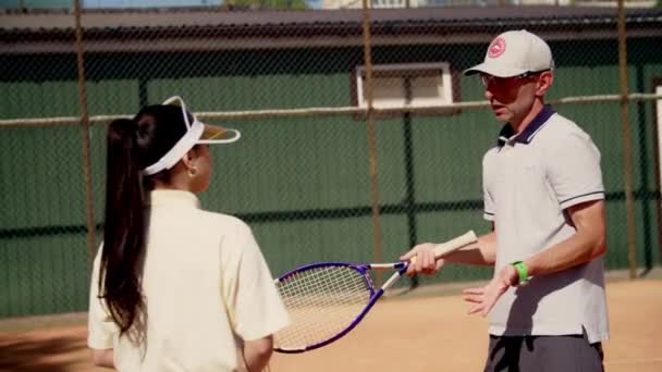 Een Man Tennis Coach Communiceert Met Ward Girl Player Training — Stockvideo