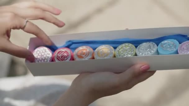 Seorang Gadis Muda Memegang Kotak Dengan Lilin Chakras Beraroma Oriental — Stok Video