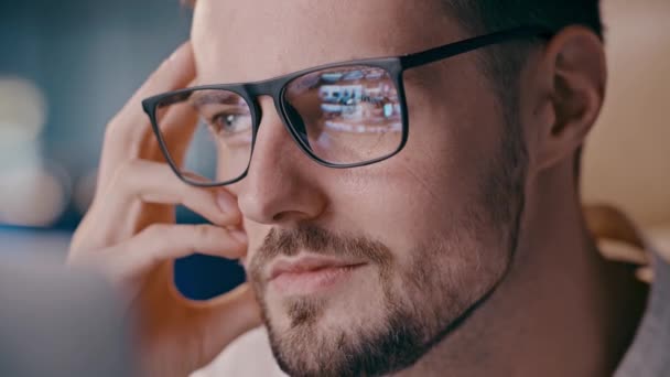 Genç Adam Gözlük Yansıtmalı Ekrana Bakıyor Web Tasarımcısı Hisse Senedi — Stok video