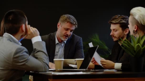 Entrepreneur Man Talking Investors Business Agreements Boardroom Five Businesspeople Talking — Stock Video