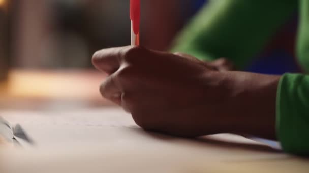 若いアフリカの少女や女性の学生の左手は すぐにコピーブックにノートを書いています 女性教師が1年間準備したカリキュラムを書き留めています ビジネスマンは書かれた記録を保持します — ストック動画
