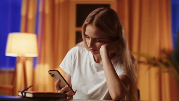 Cansado Depois Verificar Lição Casa Jovem Professora Detém Smartphone Responde — Vídeo de Stock