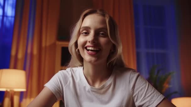 Roztomilé Dívka Blondýny Blogger Line Živé Video Rozhovory Předplatiteli Radostné — Stock video