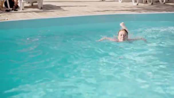 女人在游泳池里游泳 冷冰冰的女孩在度假胜地享受温水 美丽的女士喜欢健康的生活方式 女朋友每天早上游冷水醒来 假期快乐 — 图库视频影像
