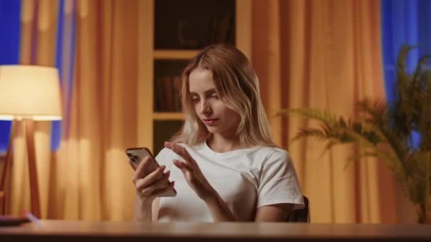 Ung Blond Flicka Använder Smartphone Placerar Satsningar Online Casino Leende — Stockvideo